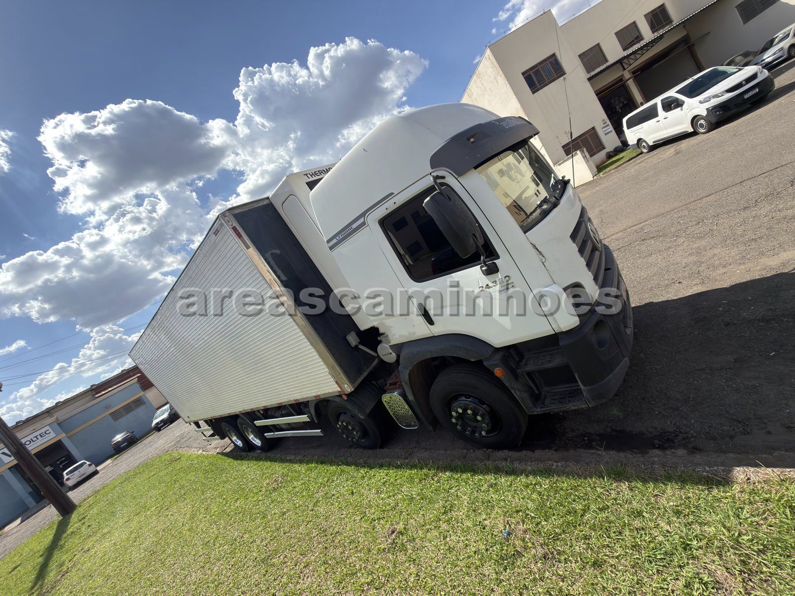 VOLKSWAGEN 24.330 8X2 CONSTELLATION CÂMARA FRIA