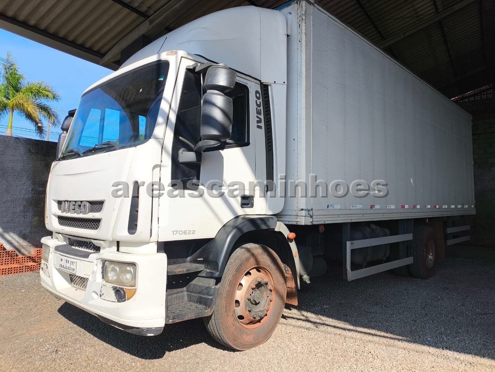 IVECO TECTOR 170E22 4X2 BAÚ 7,50 MTS