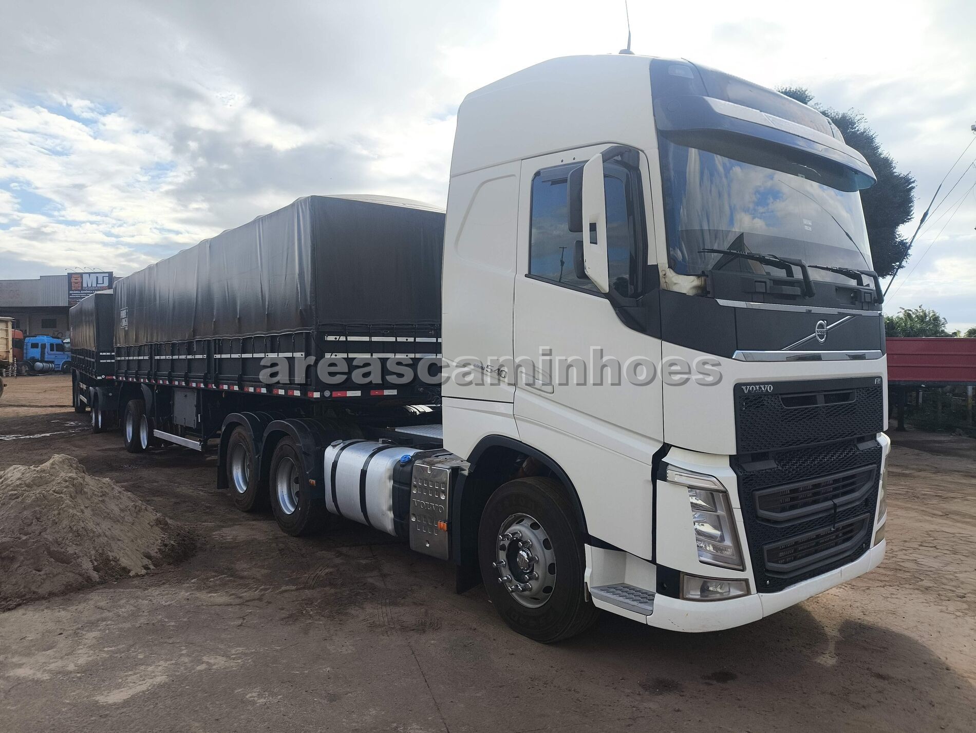 VOLVO FH 540 6X4 GLOBETROTTER + RODOTREM GRANELEIRO RANDON SEM PNEUS